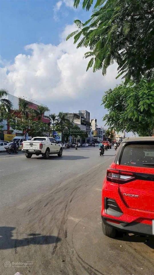 Hàng hiếm mặt đường hồ sen  đón sóng hạ tầng