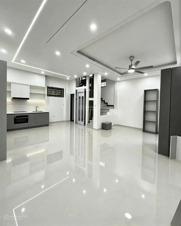 Nhà xây mới 4 tầng thang máy  3 bước ra mặt chợ hàng ngập tràn tiện ích