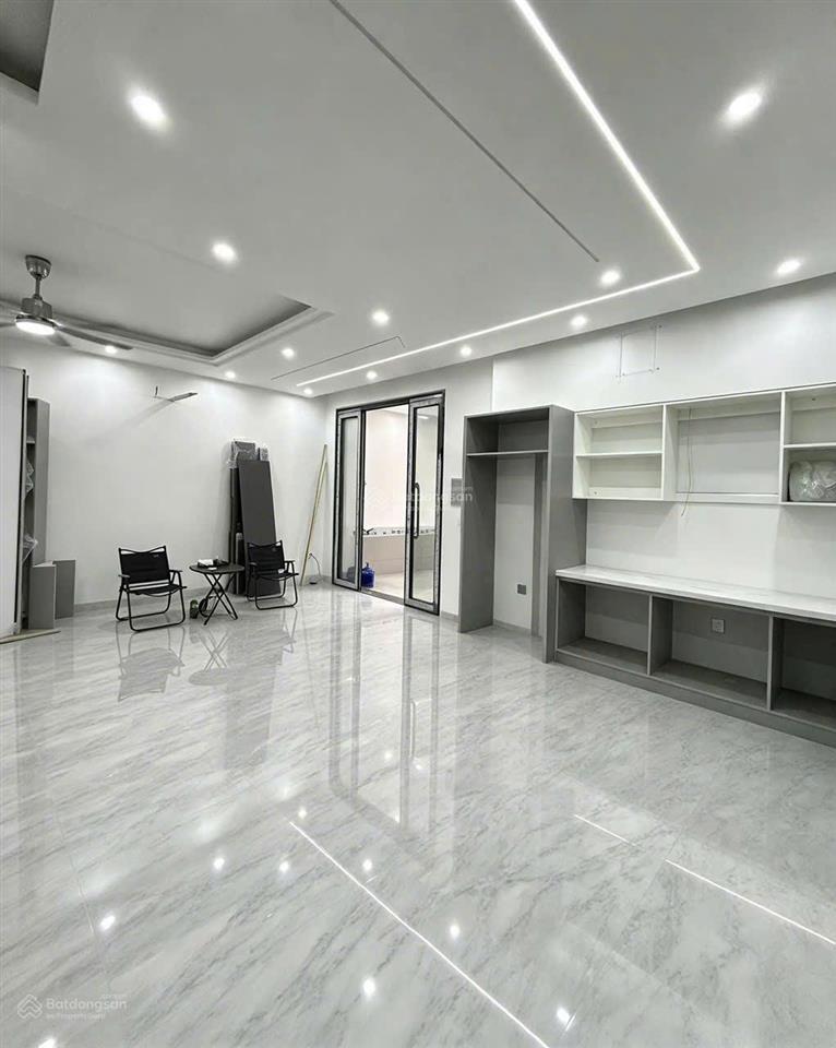 Nhà xây mới 4 tầng thang máy  3 bước ra mặt chợ hàng ngập tràn tiện ích