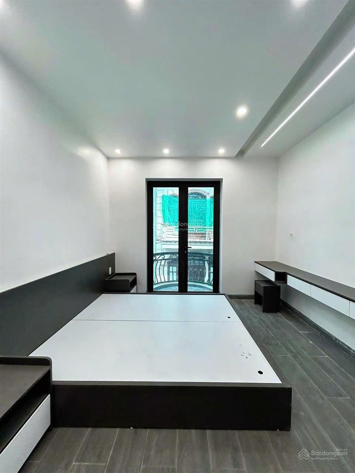 Nhà xây mới 4 tầng thang máy  3 bước ra mặt chợ hàng ngập tràn tiện ích