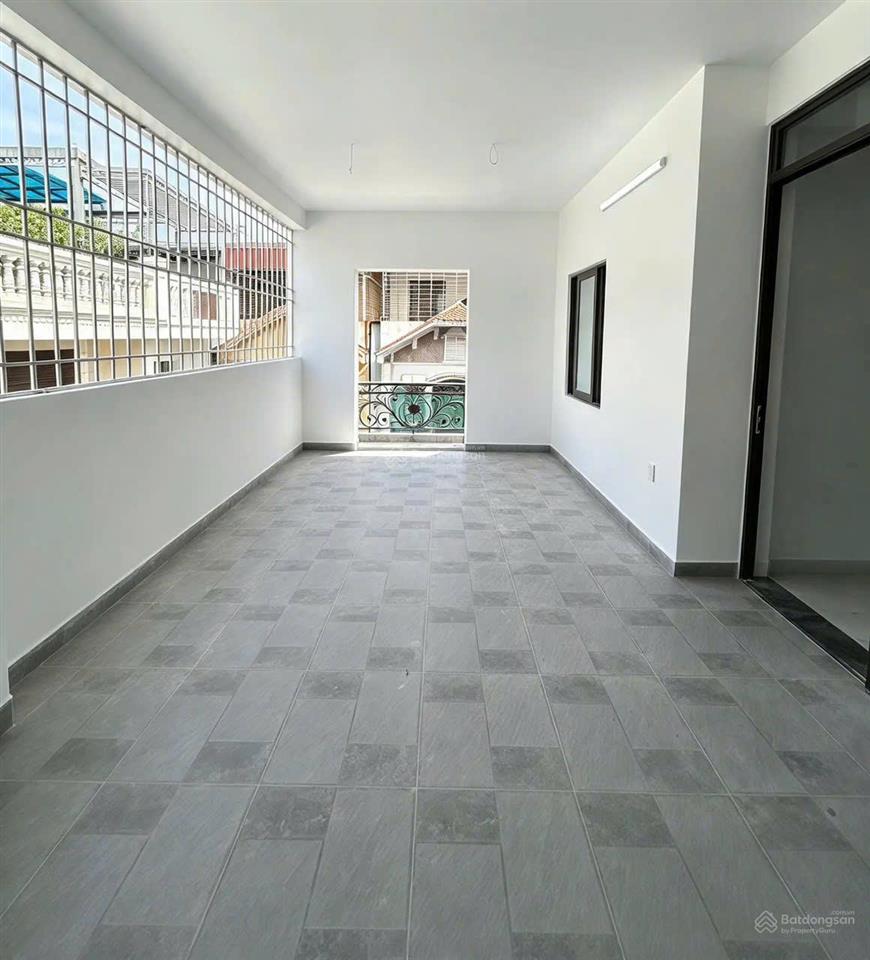 Nhà xây mới 4 tầng thang máy  3 bước ra mặt chợ hàng ngập tràn tiện ích