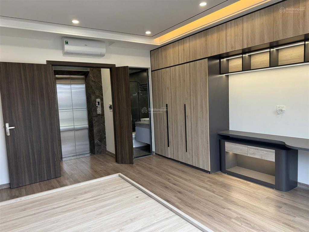Bán nhà phố trạm  6 tầng  thang máy  ô tô nhỏ  long biên