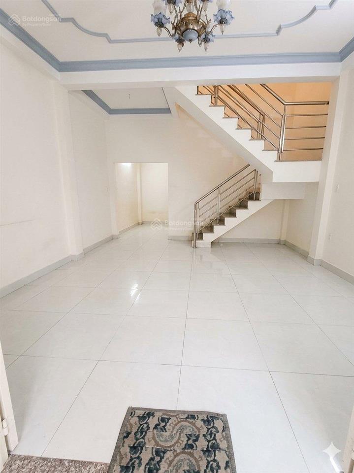 Nhà 3 tầng 200m2 đường xe hơi giá rẻ