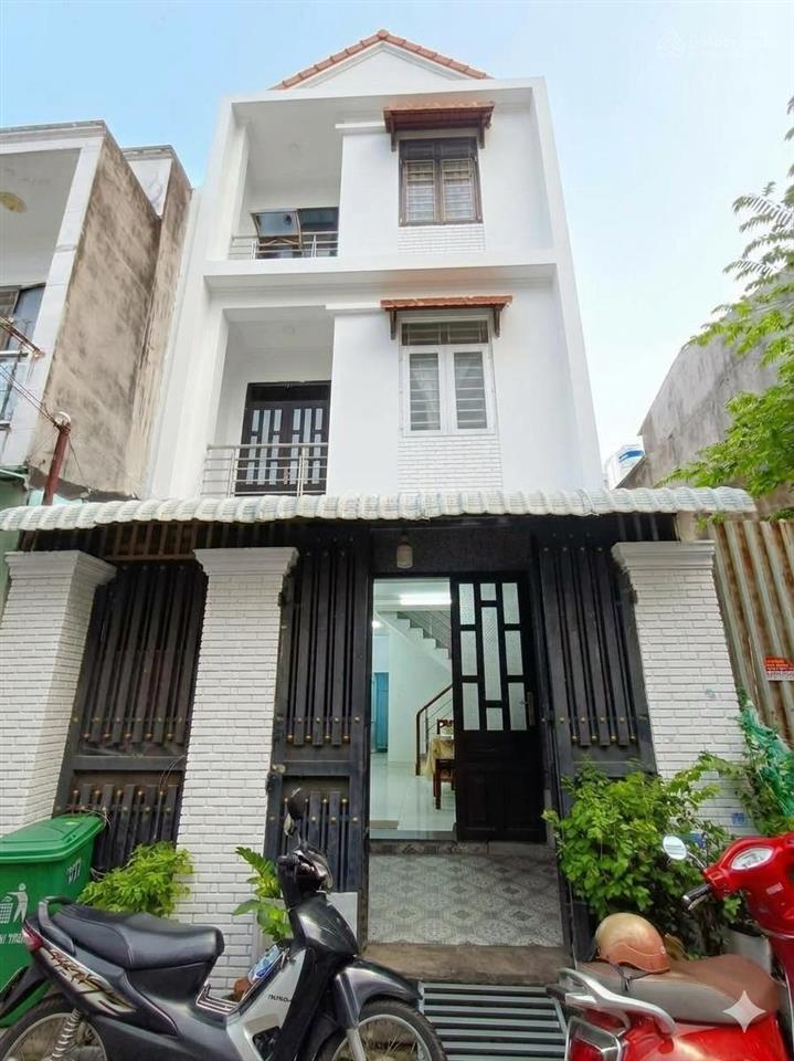 Nhà 3 tầng 200m2 đường xe hơi giá rẻ