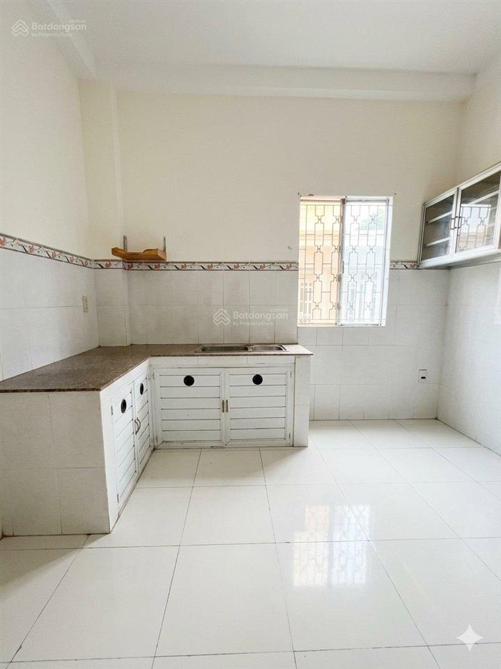 Nhà 3 tầng 200m2 đường xe hơi giá rẻ