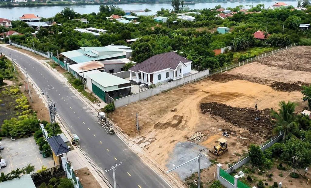 Bán cả 2 lô đất 215m2 (8,6x25)m liền kề ngay mặt tiền hương lộ 15 chỉ 1.3 tỷ thương lượng mạnh, shr