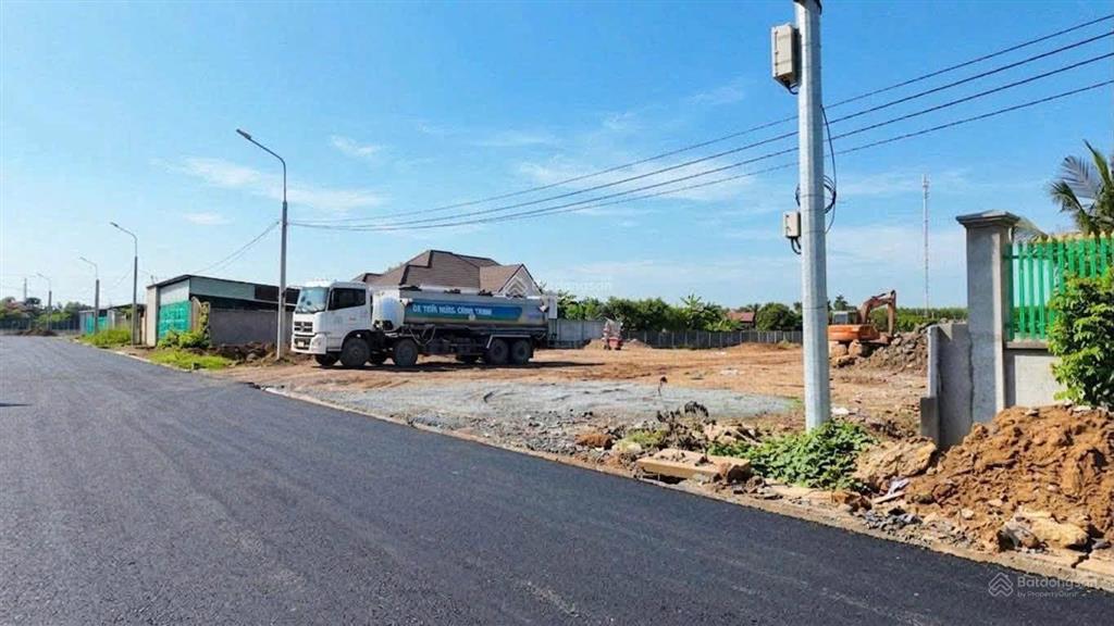 Bán cả 2 lô đất 215m2 (8,6x25)m liền kề ngay mặt tiền hương lộ 15 chỉ 1.3 tỷ thương lượng mạnh, shr