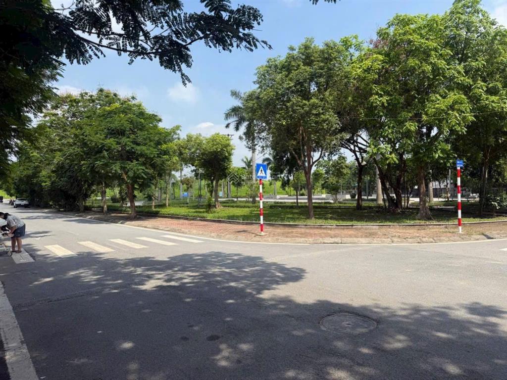 Bán căn nhà 6 tầng mặt hồ công viên thạch bànhướng đông nam mát mẻ