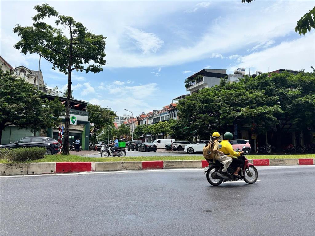 Bán nhanh căn nhà 4 tầng lô góc khu phân lô phố chu huy mân.