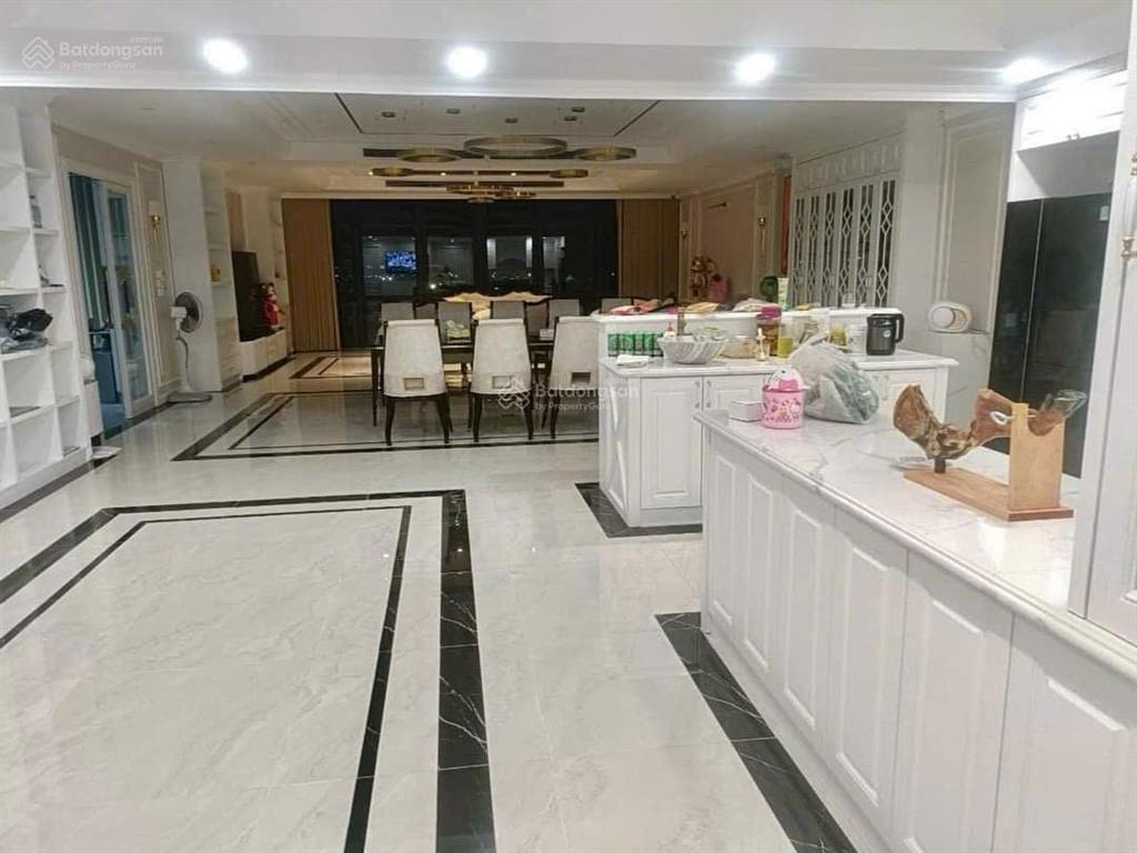 Bán tòa nhà văn phòng 6 tầng, 1 tầng hầm, 2 mặt đường to mặt phố phúc lợi rất giá trị.