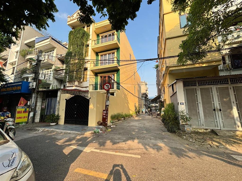 Bán nhanh căn nhà 4 tầng lô góc khu phân lô phố chu huy mân.