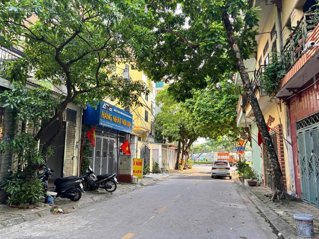 Bán nhanh căn nhà 4 tầng lô góc khu phân lô phố chu huy mân.