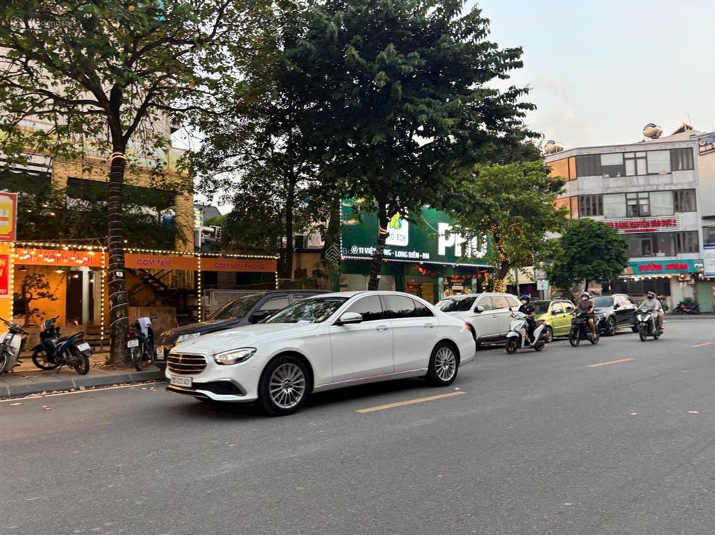 Hàng cực hiếm.
 bán nhà 3 tầng lô góc 2 mặt đường to mặt phố việt hưng đang kinh doanh đắt khách.