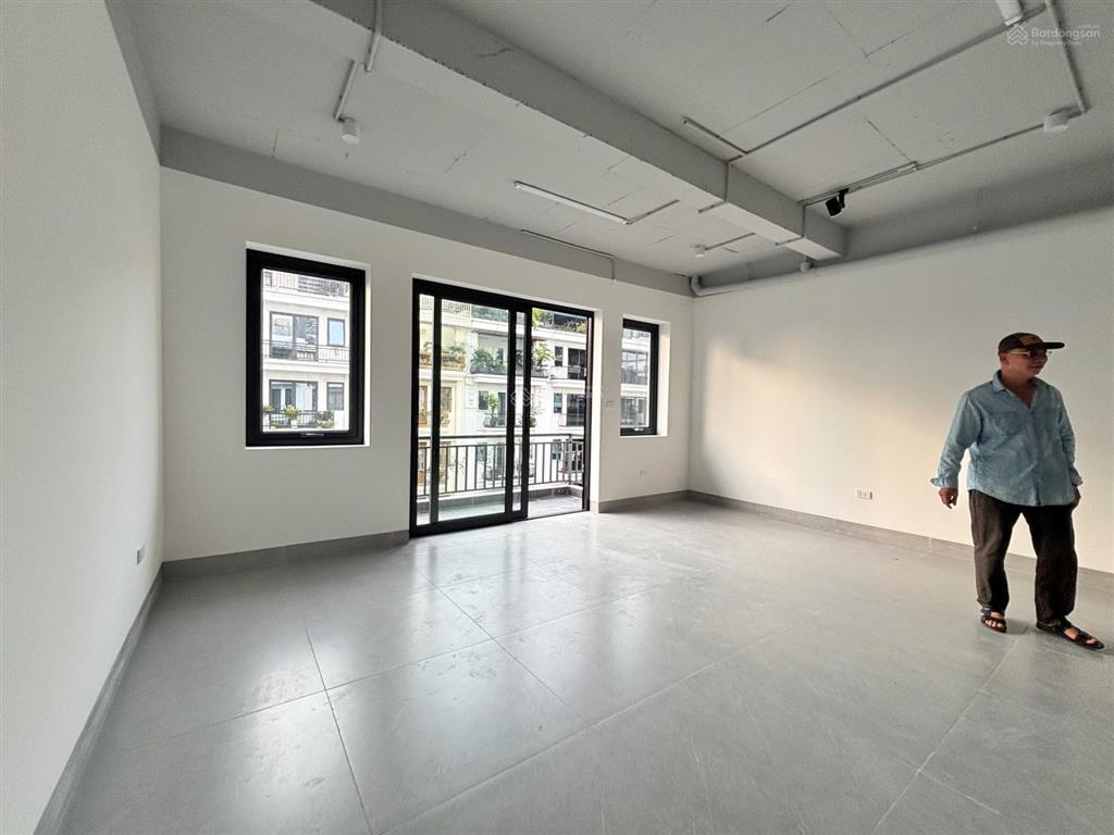 Cho thuê liền kề 6 tầng thang máy hoàn thiện mới tinh chưa ở bao giờ khu minh nhựa phố vip lâm hạ.