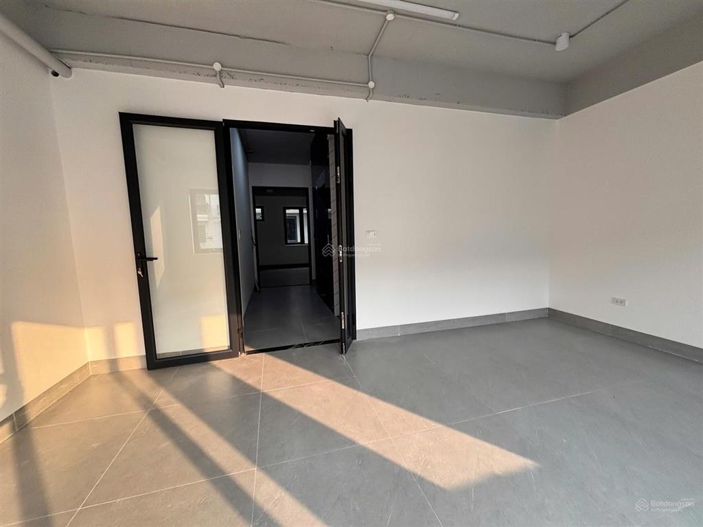 Cho thuê liền kề 6 tầng thang máy hoàn thiện mới tinh chưa ở bao giờ khu minh nhựa phố vip lâm hạ.