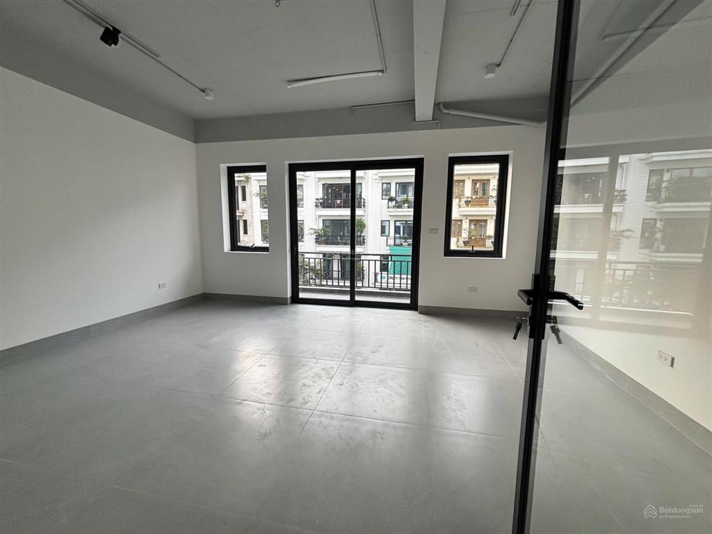 Cho thuê liền kề 6 tầng thang máy hoàn thiện mới tinh chưa ở bao giờ khu minh nhựa phố vip lâm hạ.
