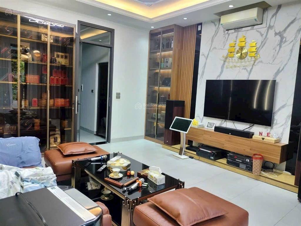 Bán căn nhà 6 tầng thang máy 2 mặt thoáng tại phố nguyễn sơn, long biên