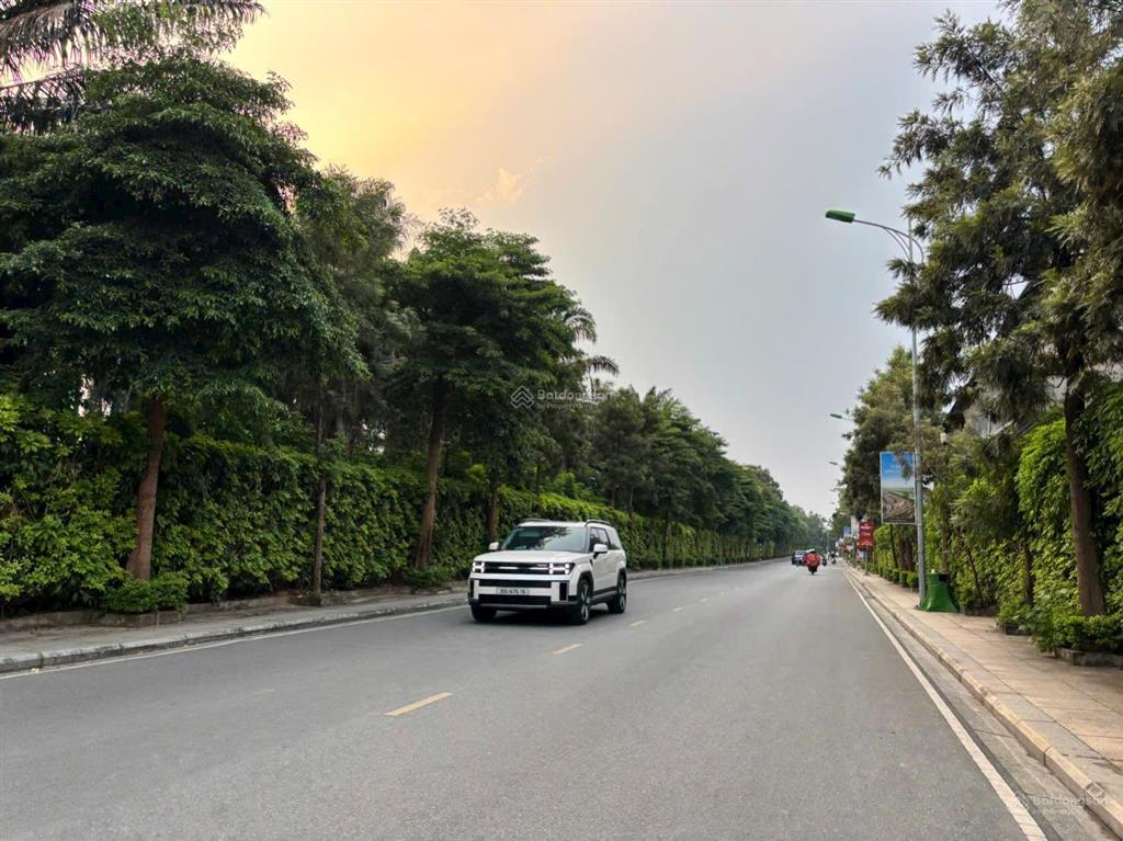 Bán nhà lô góc 2 mặt đường to khu phân lô quân đội cạnh aeon mall và sân golf long biên.