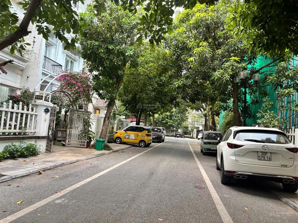 Bán biệt thự đẹp xây 3.5 tầng nằm trong khu anh đào, hướng mát, gần sông rất giá trị.
