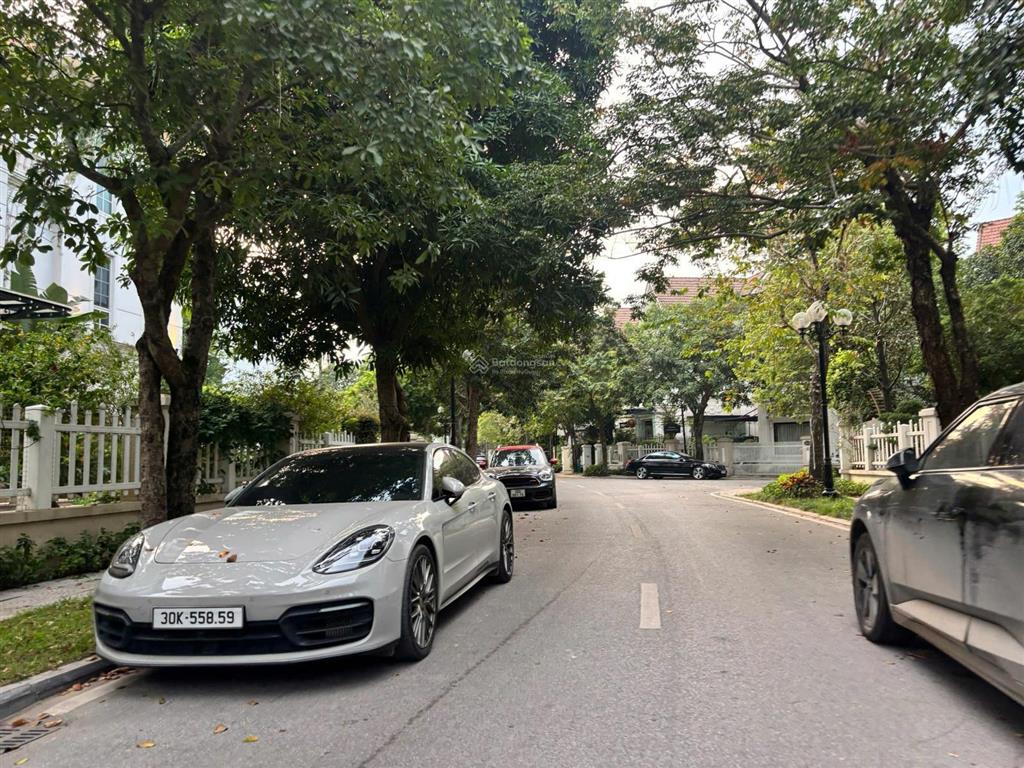 Bán biệt thự đẹp xây 3.5 tầng nằm trong khu anh đào, hướng mát, gần sông rất giá trị.