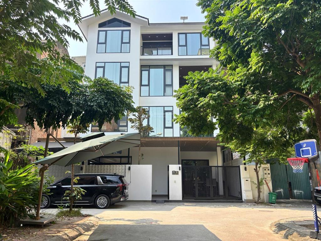 Bt thô 4 tầng vị trí trung tâm, lô góc 2 mặt đường, mặt công viên sân vườn nhỏ để xe rất thuận tiện
