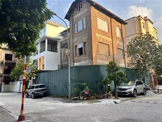 Bt thô 4 tầng vị trí trung tâm, lô góc 2 mặt đường, mặt công viên sân vườn nhỏ để xe rất thuận tiện