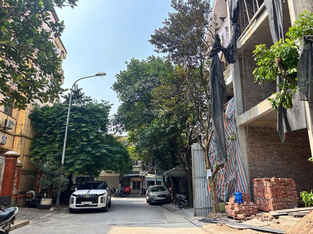 Bt thô 4 tầng vị trí trung tâm, lô góc 2 mặt đường, mặt công viên sân vườn nhỏ để xe rất thuận tiện