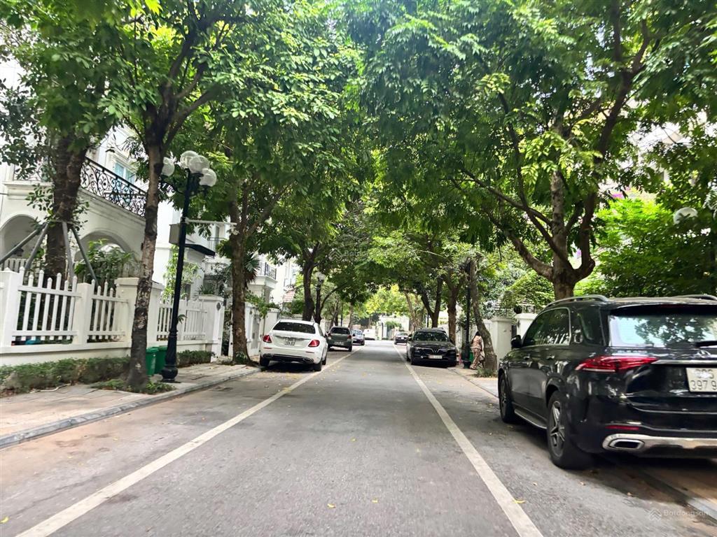 Bán biệt thự đẹp xây 3.5 tầng nằm trong khu anh đào, hướng mát, gần sông rất giá trị
