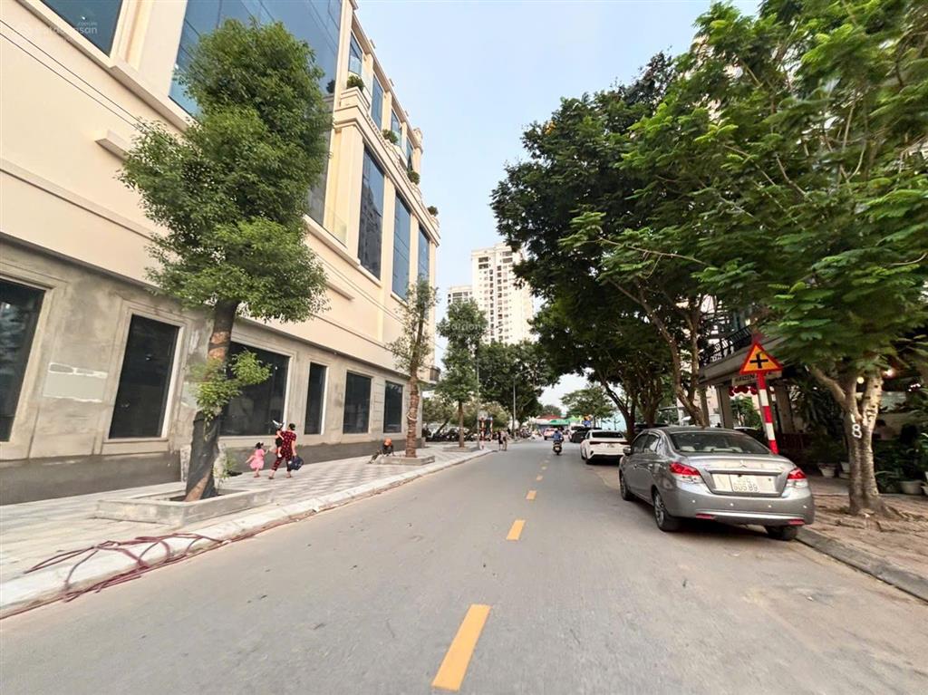 Bán nhanh lô đất đấu giá kđt sài đồng, vị trí kinh doanh, xây nhà văn phòng làm gì cũng đẹp.
