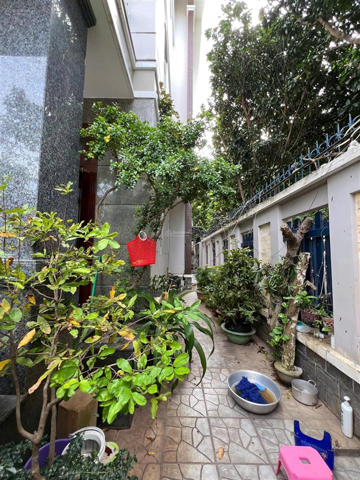 Bán biệt thự đồi 2 góc 2 mặt tiền (đã hoàn công), khu dân trí cao, an ninh, p. rạch dừa