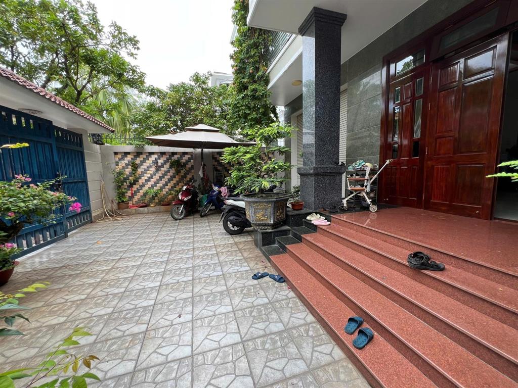 Bán biệt thự đồi 2 góc 2 mặt tiền (đã hoàn công), khu dân trí cao, an ninh, p. rạch dừa