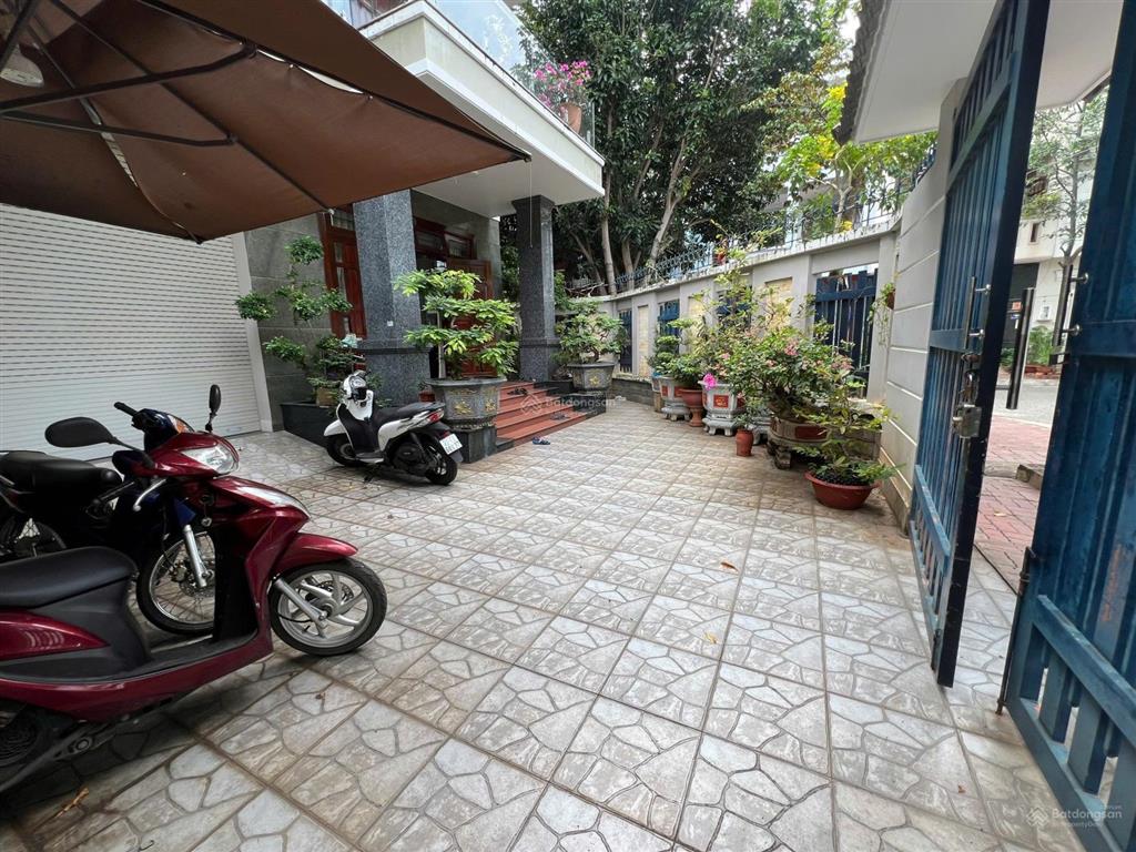 Bán biệt thự đồi 2 góc 2 mặt tiền (đã hoàn công), khu dân trí cao, an ninh, p. rạch dừa