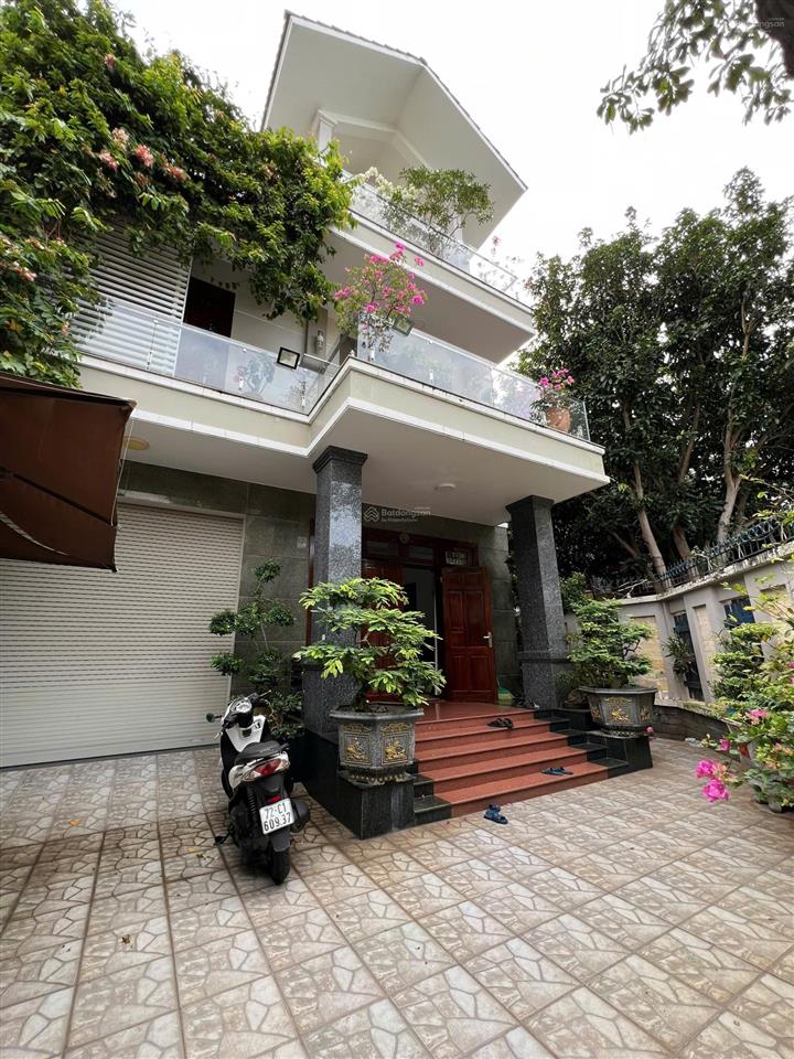 Bán biệt thự đồi 2 góc 2 mặt tiền (đã hoàn công), khu dân trí cao, an ninh, p. rạch dừa
