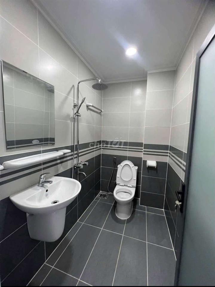 NHÀ SẠCH TRỆT, 3 LẦU, 5PN, 5WC, ĐƯỜNG XE TẢI, GẦN ỦY BAN THẠNH XUÂN