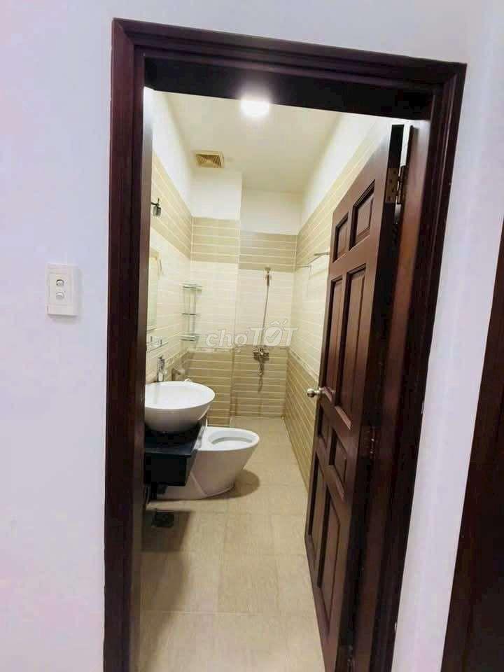 NHÀ GẦN NGÃ TƯ GA, XE HƠI VÔ NHÀ, TRỆT, 2 LẦU, 3PN, 4WC