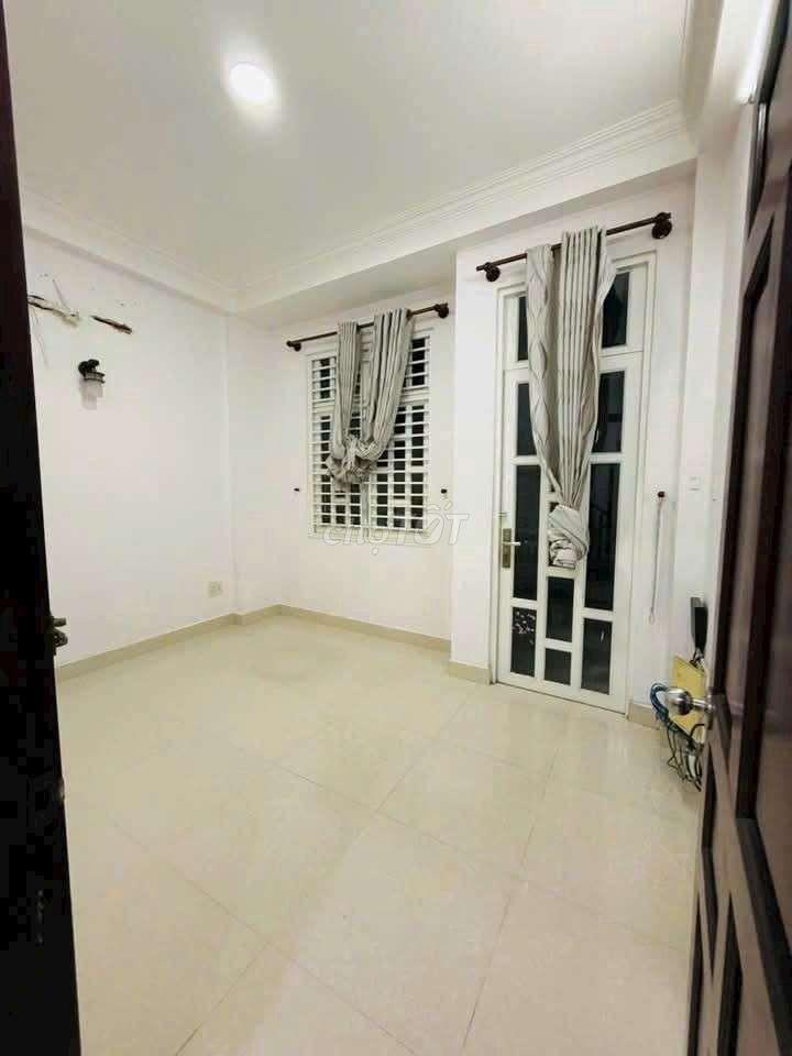 NHÀ GẦN NGÃ TƯ GA, XE HƠI VÔ NHÀ, TRỆT, 2 LẦU, 3PN, 4WC