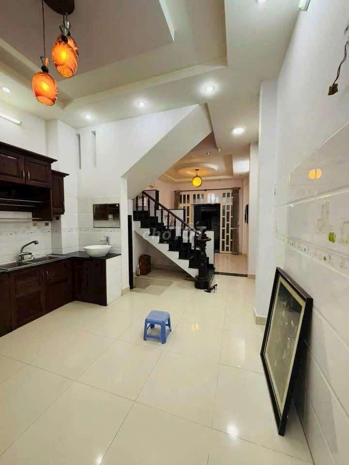 NHÀ GẦN NGÃ TƯ GA, XE HƠI VÔ NHÀ, TRỆT, 2 LẦU, 3PN, 4WC