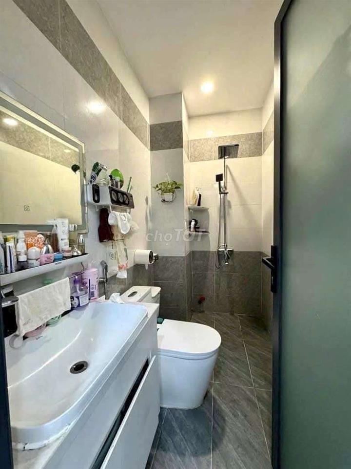 NHÀ ĐẸP MỚI GẦN CHỢ MINH PHÁT, TRỆT, LỬNG, 2 LẦU, 4PN, NỘI THẤT 