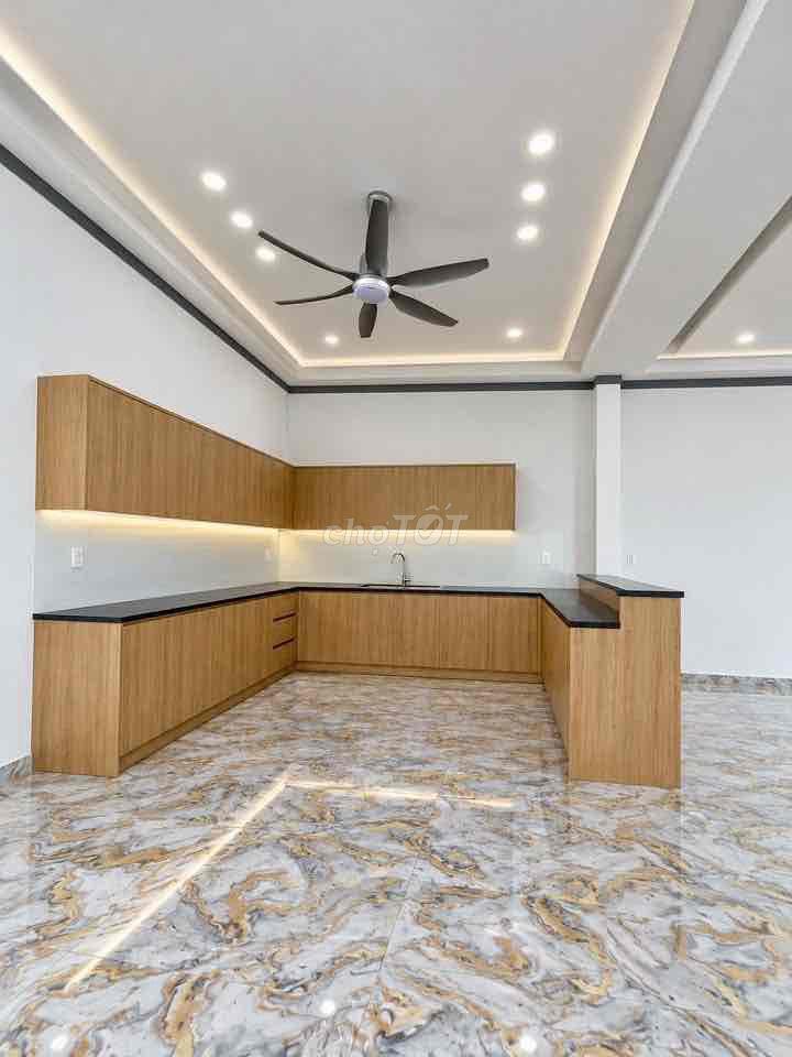 Cho Thuê Nhà Sẳn Nội Thất DT 220m2 1Trệt 3Lầu 4Pn 5Wc Hẻm Xe Tải