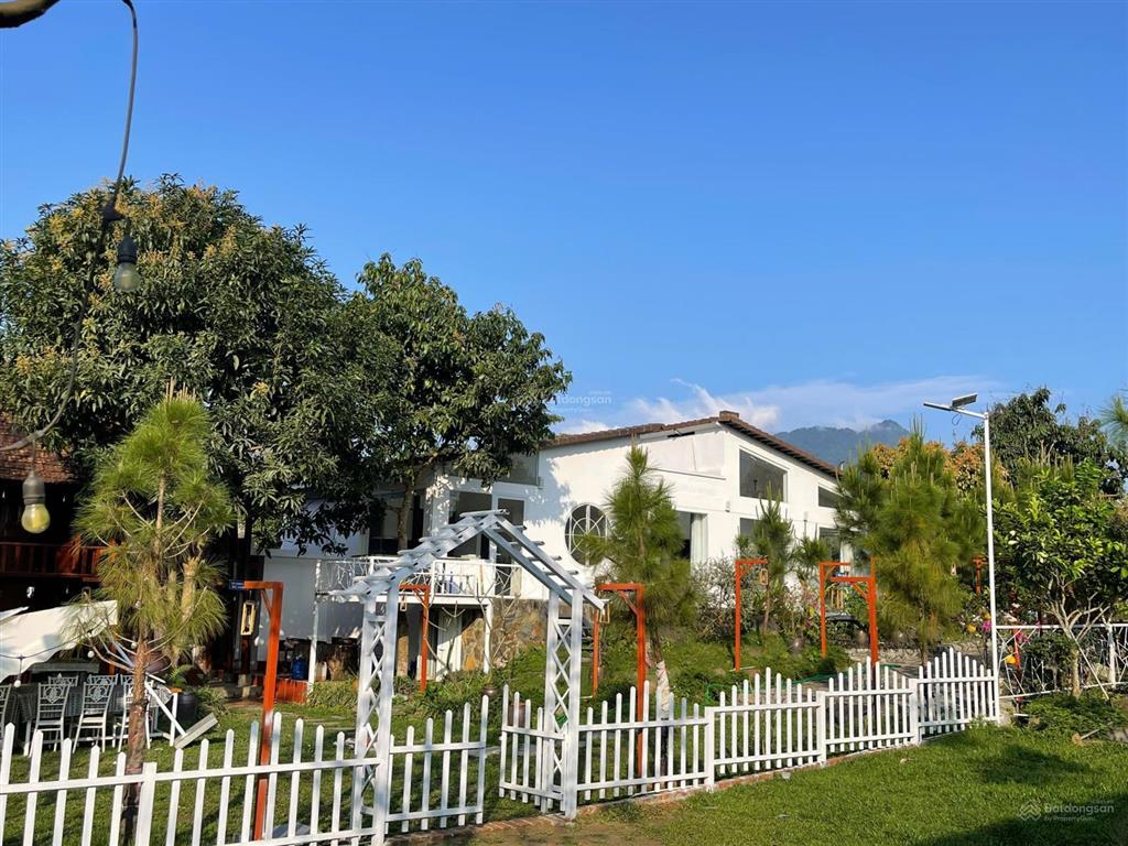 Cần bán mảnh đất nghỉ dưỡng 820 m2 đã có sẵn nhà gỗ và 2 bungalow 13,3 tỷ