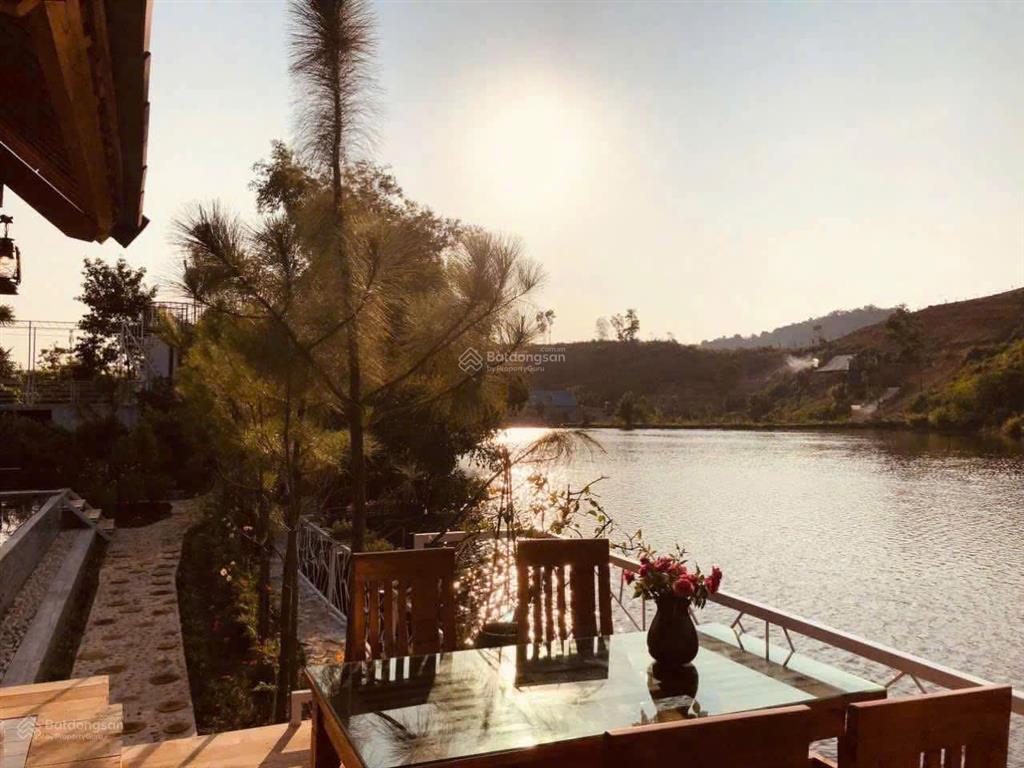 Cần bán mảnh đất nghỉ dưỡng 820 m2 đã có sẵn nhà gỗ và 2 bungalow 13,3 tỷ