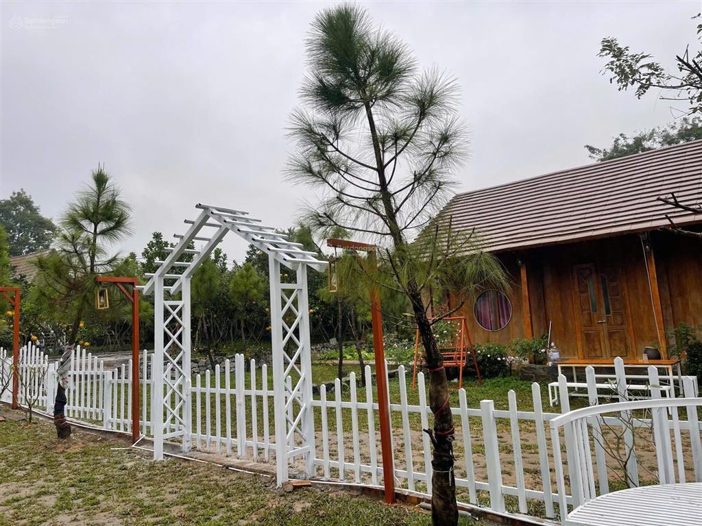 Cần bán mảnh đất nghỉ dưỡng 820 m2 đã có sẵn nhà gỗ và 2 bungalow 13,3 tỷ