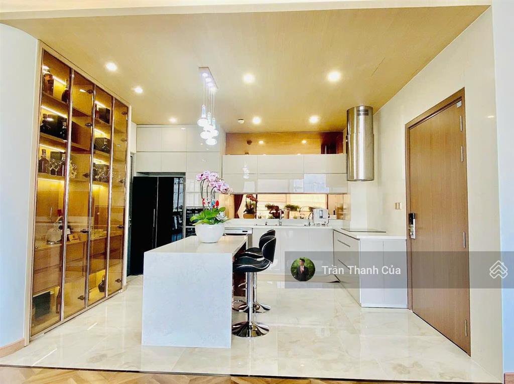 Cho thuê penthouse park 4. có 3 phòng ngủ và 3 nhà vệ sinh. nội thất decor đẹp.  0908 132 ***