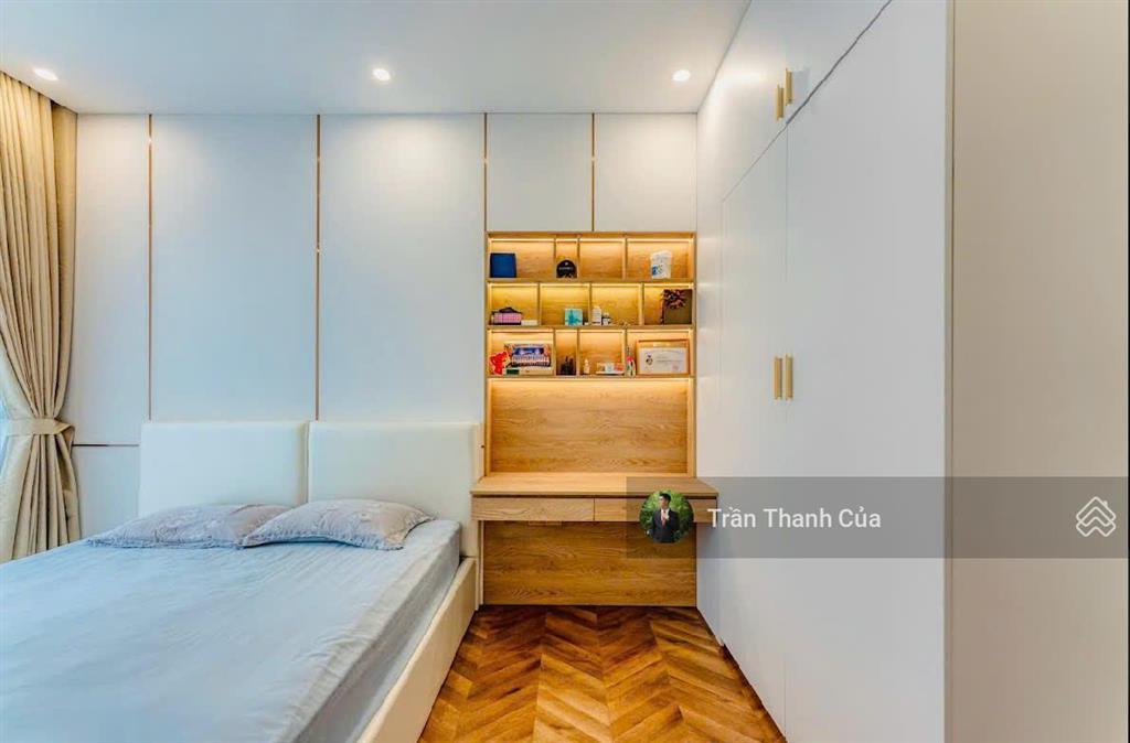 Cho thuê penthouse park 4. có 3 phòng ngủ và 3 nhà vệ sinh. nội thất decor đẹp.  0908 132 ***