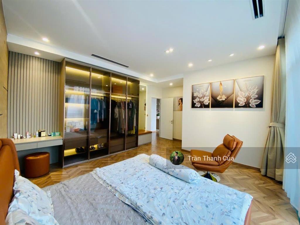 Cho thuê penthouse park 4. có 3 phòng ngủ và 3 nhà vệ sinh. nội thất decor đẹp.  0908 132 ***
