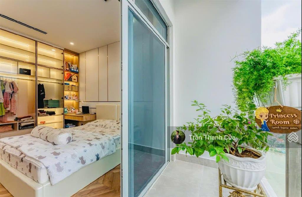 Cho thuê penthouse park 4. có 3 phòng ngủ và 3 nhà vệ sinh. nội thất decor đẹp.  0908 132 ***