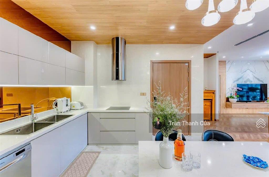 Cho thuê penthouse park 4. có 3 phòng ngủ và 3 nhà vệ sinh. nội thất decor đẹp.  0908 132 ***