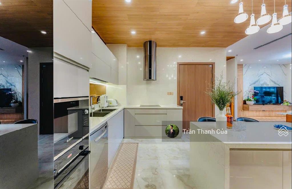Cho thuê penthouse park 4. có 3 phòng ngủ và 3 nhà vệ sinh. nội thất decor đẹp.  0908 132 ***