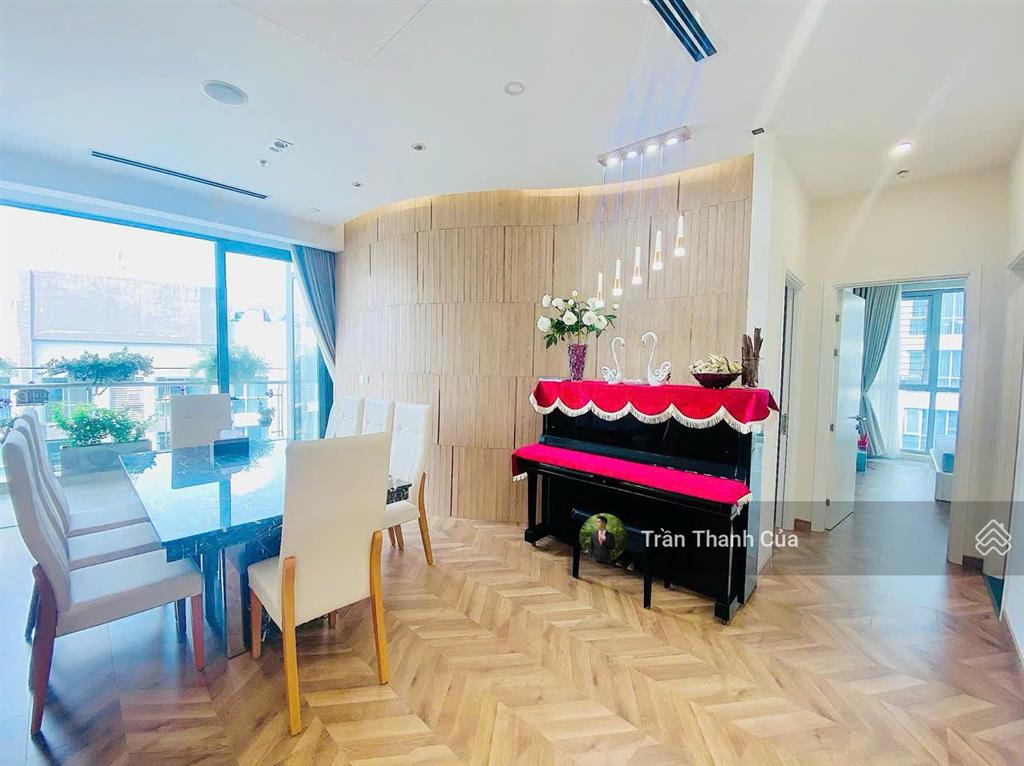 Cho thuê penthouse park 4. có 3 phòng ngủ và 3 nhà vệ sinh. nội thất decor đẹp.  0908 132 ***