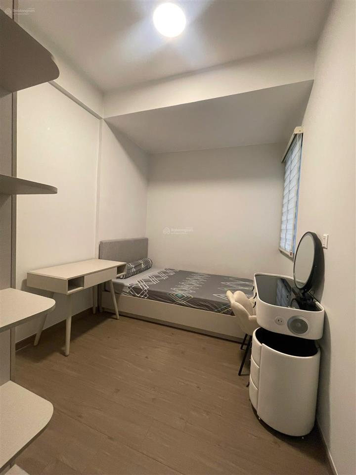 Hương có 1 vài căn west gate cho thuê giá ổn. nhà trống và ở ngay.  hương ạ.